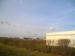 Die moderne Messtechnik für Temperatur, Luftdruck, Wind und Luftfeuchtigkeit vereint die KIT-Wetterstation im Messmast auf dem Segelflugplatz Rheinstetten. (Bild: KIT)  