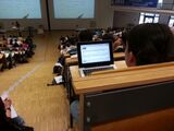 Untertitel auf dem Laptop: Mit dem simultanen Übersetzungssystem können ausländische Studierende deutschen Vorlesungen leichter folgen (Bild: KIT/ M.Breig).