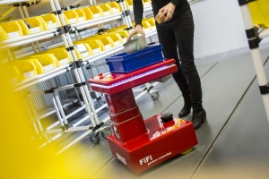 FiFi supports intralogistics and transports small objects. (Photo: Andrea Fabry)