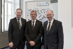 Der Präsident des KIT Prof. Holger Hanselka (Mitte) mit den beiden Geschäftsführern der KCT GmbH, Dr. Hanns-Günther Mayer (links) und Prof. Albert Albers (rechts) (Bildquelle: Markus Breig, KIT)