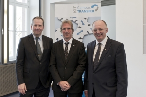 Der Präsident des KIT Prof. Holger Hanselka (Mitte) mit den beiden Geschäftsführern der KCT GmbH, Dr. Hanns-Günther Mayer (links) und Prof. Albert Albers (rechts) (Bildquelle: Markus Breig/KIT)