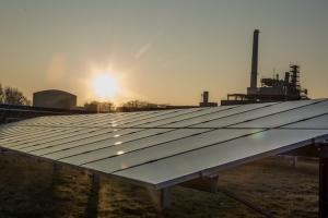Nachhaltige Technologien wie der Solarstromspeicherpark am KIT bilden die Bausteine für die Energiewende. (Bild: KIT) 