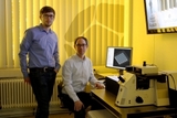 Nanoscribe-Gründer Michael Thiel (l.) und Martin Hermatschweiler an einem hochpräzisen 3D-Drucker für den Mikrometerbereich. (Foto: Nanoscribe)