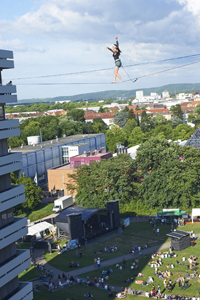 Drahtseilakt: Das ASTA-Unifest startete bereits am Mittag mit einem Unterhaltungsprogramm und einer „Highline-Show“ (Bild: KIT)