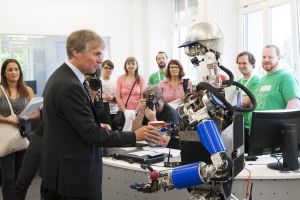 Science to join in on KIT’s Open Day: President Holger Hanselka with the humanoid robot ARMAR. (Photo: Irina Westermann)