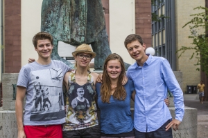 Studentinnen und Studenten der Enactus-Projektgruppe „Flüchtlingszeit“: Kilian Schür-ger, Lisa Hess, Eva Schlosser und Leopold Spenner (v. l. n. r., Foto: Manuel Balzer)