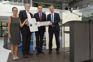 Schlüsselübergabe: Annette Ipach-Öhmann und Günter Bachmann, Vermögen und Bau Baden-Württemberg, Minister Nils Schmid und KIT-Präsident Holger Hanselka (Foto: Patrick Langer, KIT)