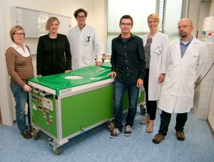 Wissenschaftler des KIT und Mediziner des Universitätsklinikums Mannheim mit dem Prototyp für die 3-D-Ultraschall-Computertomographie (v. l. n. r.: Nicole Ruiter, Elisa Walker, Clemens Kaiser, Torsten Hopp, Julia Knaudt, Michael Zapf; Foto:Markus Mertens)