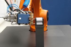 Modulherstellung der Powercaps: Ein Roboter verschweißt einzelne Zellen zu Modulen,  die anschließend zu einem Energiespeicher verschaltet werden. (Bild: KIT)