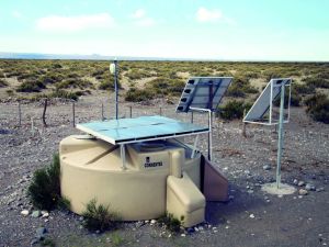 Ein Prototyp von AugerPrime: Jeder existierende Wasser-Cherenkov-Detektor mit 12 000 Litern Wasser wird um einen vier Quadratmeter großen Szintillator erweitert. (Foto: Pierre Auger Collaboration) 