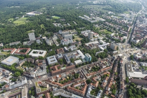 Bei urbanen Wärmeinseln in Städten wie Karlsruhe spielen Faktoren wie Besiedlung, Flächenversiegelung, Vegetation, Wärmeabstrahlung von Gebäuden, Industrie und Verkehr zusammen. (Bild: KIT).