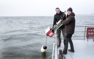 Professor Stefan Norra (links) und Andreas Holbach messen chemisch-physikalische Gewässerparameter mit dem Sensorsystem BIOFISH. (Foto: Andreas Holbach, KIT) 