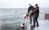 Professor Stefan Norra (links) und Andreas Holbach messen chemisch-physikalische Gewässerparameter mit dem Sensorsystem BIOFISH. (Foto: Andreas Holbach, KIT) 