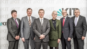 Das aktuelle Präsidium des KIT ab Januar: Präsident Holger Hanselka (3.v.li.) mit den Vizepräsidenten Thomas Hirth (Innovation und Internationales), Oliver Kraft (Forschung) sowie Elke Luise Barnstedt (Personal und Recht), Alexander Wanner (Lehre und akad