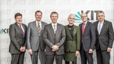 Das aktuelle Präsidium des KIT ab Januar: Präsident Holger Hanselka (3.v.li.) mit den Vizepräsidenten Thomas Hirth (Innovation und Internationales), Oliver Kraft (Forschung) sowie Elke Luise Barnstedt (Personal und Recht), Alexander Wanner (Lehre und akad