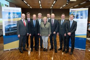 Eröffnung des Tech Center a-drive in Ulm mit Ministerin Bauer (v.l.): Stephan Wolfsried, Matthias Schulze (beide Daimler AG), Prof. Michael Weber (Universitätspräsident Universität Ulm), Prof. Christoph Stiller (FZI/KIT), Dr. Thorsten Mahler (EICT), Prof.