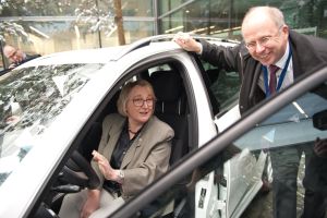 Professor Klaus Dietmayer, spokesman of the Tech Center a-Drive, explains the test vehicle of Ulm University to Minister Theresia Bauer. (Photo: Eberhardt/ Ulm University)