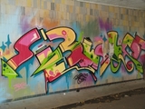 Writings bzw. Styles sind aufwändiger gesprühte, mehrfarbige bildhafte Graffiti, die oft weitere Stilmittel aufweisen. (Ausführliche Bildbeschreibung s. Seite 2; Foto: Universität Paderborn)