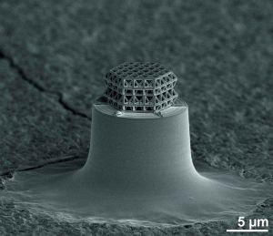 The smallest lattice in the world is visible under the microscope only. Struts and braces are 0.2 µm in diameter. Total size of the lattice is about 10 µm. (Photo: J. Bauer / KIT)