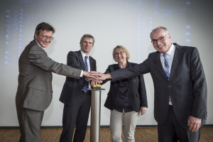 Einweihung des Hochleistungsrechners ForHLR. Von links nach rechts: Prof. Peter Gumbsch, KIT Präsident Prof. Holger Hanselka, Ministerin Theresia Bauer, Prof. Bernhard Neumair (Foto: Markus Breig, KIT) 