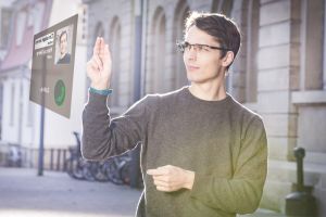 KIT und FZI auf der CeBIT 2016: Mit der Kinemic-Software lassen sich Augmented-Reality-Anwendungen einfach bedienen (Bild: KIT).