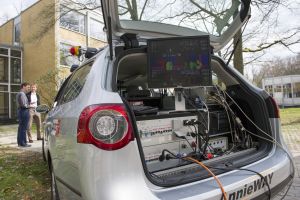 Fahrzeuge, die Passanten erkennen, sind eines von sieben zukunftsträchtigen Themen der „Profilregion Mobilitätssystem Karlsruhe“, die Partner aus Industrie und Wissenschaft vernetzt. (Bild: KIT)