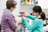 Reinschnuppern in Wissenschaft und Technik: Beim Girls‘ Day 2016 stellen Mitarbeiterinnen und Mitarbeiter am KIT ihre Berufe vor (Foto: Gabi Zachmann, KIT)