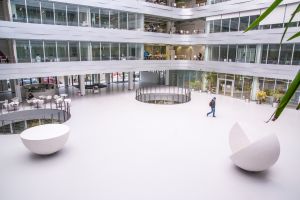 Im Zentrum des Niedrigenergiekonzepts im Kollegiengebäude Mathematik des KIT steht das helle, überdachte Atrium. (Foto: Gabi Zachmann, KIT)