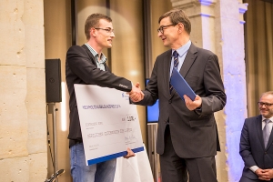 Preisverleihung in Berlin: Helmholtz-Präsident Prof. Otmar Wiestler mit Lukas Geschwender (Foto: Ernst Fesseler)
