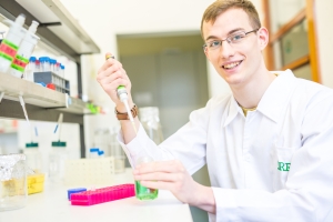 Für seine Leistungen in der beruflichen Ausbildung erhält Lukas Geschwender den Helmholtz-Ausbildungspreis 2016 (Foto: Lydia Albrecht, KIT)