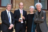 Preisverleihung in Berlin: Preisträger Wolfgang Wernsdorfer (2.v.li.) mit dem Präsidenten des KIT Holger Hanselka (li.), Staatssekretärin im BMBF Cornelia Quennet-Thielen und dem Präsidenten der Alexander von Humboldt-Stiftung Helmut Schwarz (re.). (Foto: