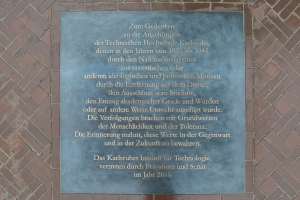 Die Gedenktafel im Ehrenhof (Foto: Gabi Zachmann/ KIT)