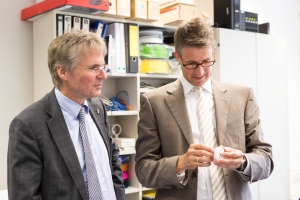 Stefan Quandt und der Präsident des KIT Professor Holger Hanselka (Foto: Lydia Albrecht/KIT)