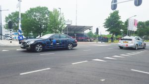 Das Team „AnnieWay“ meisterte die fahrerischen Disziplinen, wie das Überfahren einer Kreuzung in Abstimmung mit anderen Fahrzeugen, problemlos. (Bild: FZI/KIT)