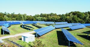 Messungen am KIT sollen bestimmen, wie sich die Verschmutzung der Solarpanelen durch abgelagerten Mineralstaub auf die PV-Leistung auswirkt. (Foto: Sandra Göttisheim)