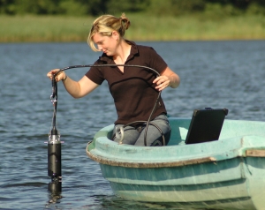 Derzeitige Einsatzmethode des Multialgensensors – künftig wird sie im                          Verbund mit weiteren Sensoren automatisiert von Bojen aus betrieben. (Foto: bbe Moldaenke)  