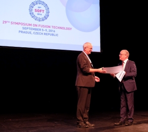 András Siegler, Direktor für Forschung und Innovation im Energiebereich der Europäischen Kommission, übergibt den Preis an Walter Fietz