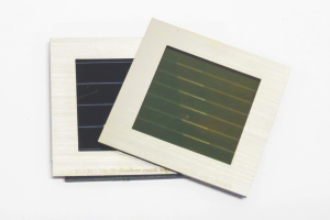 Prototypen der Tandem-Solarmodule, bestehend aus einem semitransparenten Perowskit-Solarmodul (rechts/vorne) und einem CIGS-Solarmodul (links/hinten). (Bild: imec/ZSW/KIT)