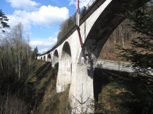 Von einer mobilen Arbeitsbühne unterhalb des Laufenmühle-Viadukts wurden detaillierte Zustandsaufnahmen per Radar und Ultraschall durchgeführt. (Bild IONYS/KIT) 