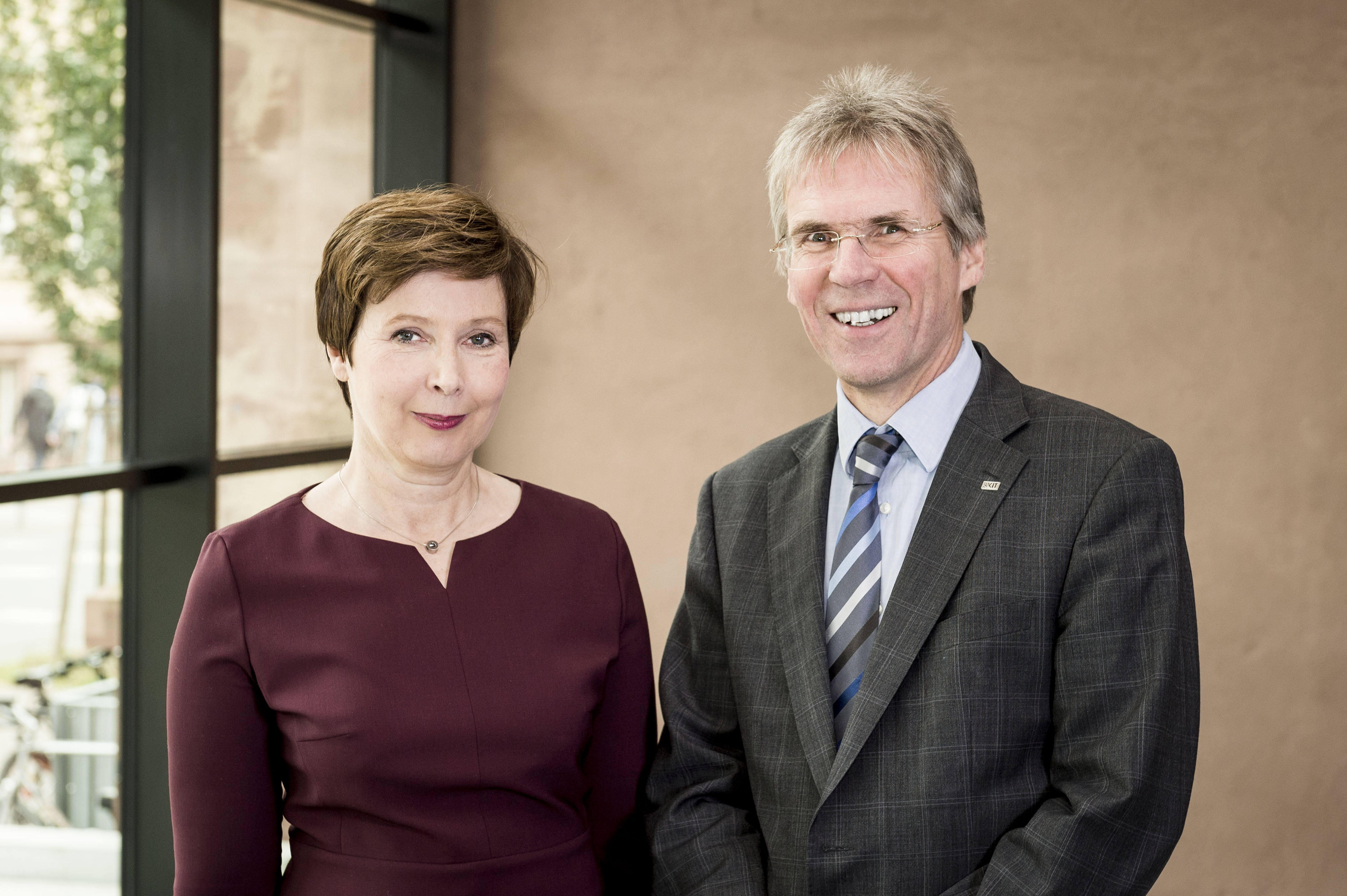 Christine von Vangerow und der Präsident des KIT Professor Holger Hanselka (Foto: Markus Breig/KIT)