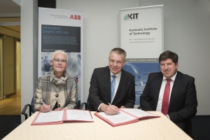 Unterzeichneten die Verlängerung des Rahmenabkommens: Dr. Elke Luise Barnstedt, Vizepräsidentin des KIT für Personal und Recht, Hans-Georg Krabbe, Vorstandsvorsitzender der ABB AG, Professor Thomas Hirth, Vizepräsident des KIT für Innovation und Internati