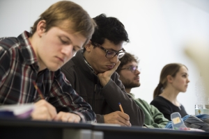 Fünf Top-Ten-Platzierungen, davon dreimal Platz zwei, erreichten die Absolventinnen und Absolventen des KIT im aktuellen Ranking der WirtschaftsWoche. (Foto: Patrick Langer)