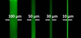 Fluoreszente Muster mit bis zu zehn Mikrometer kleinen Merkmalen lassen sich mit dem neuen Verfahren auf Oberflächen erzeugen. (Abbildung: Angewandte Chemie)