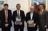 Präsidium des KIT und Vorstand der SAP schlossen heute eine strategische Partnerschaft. V.l.n.r.: Vizepräsident und Präsident des KIT Thomas Hirth und Holger Hanselka, Mitglied des Vorstands der SAP SE, Gerhard Oswald  und Bernd Welz, Chief Knowledge Offi