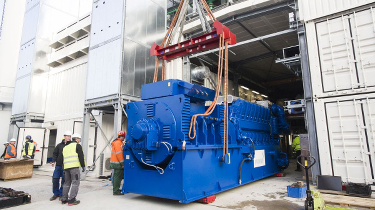 Arrival of one of the two gas engines at the GEL test laboratory of KIT. (Photo:         S. Göttisheim/KIT)