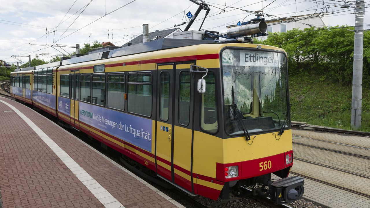 The tram with the instruments on top of the driver’s cabin and the AERO-TRAM logo made a total of 6228 measurement drives. (Photo: Patrick Langer, KIT)
