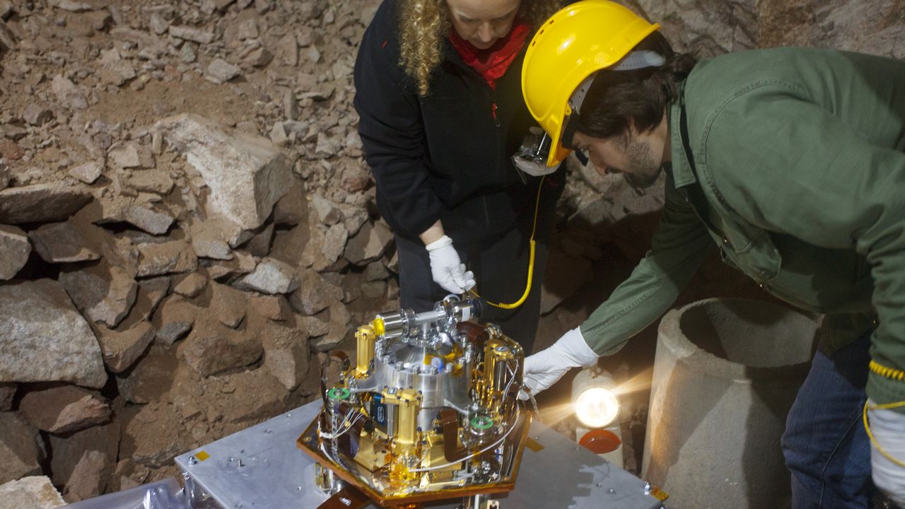 Das SEIS-Instrumentenpaket während der Installation im Teststollen des BFO, 110 Meter unter der Erdoberfläche. (Foto: Björn Oldsen)