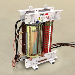 Der 2-in-1-Transformator kombiniert eine normalleitende Primärspule mit einer supraleitenden Sekundärspule. (Foto: Sebastian Hellmann, KIT)