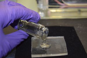  „Liquid Glass“ ist bei Raumtemperatur dickflüssig und lässt sich in jede beliebige Form bringen. (Foto: NeptunLab)