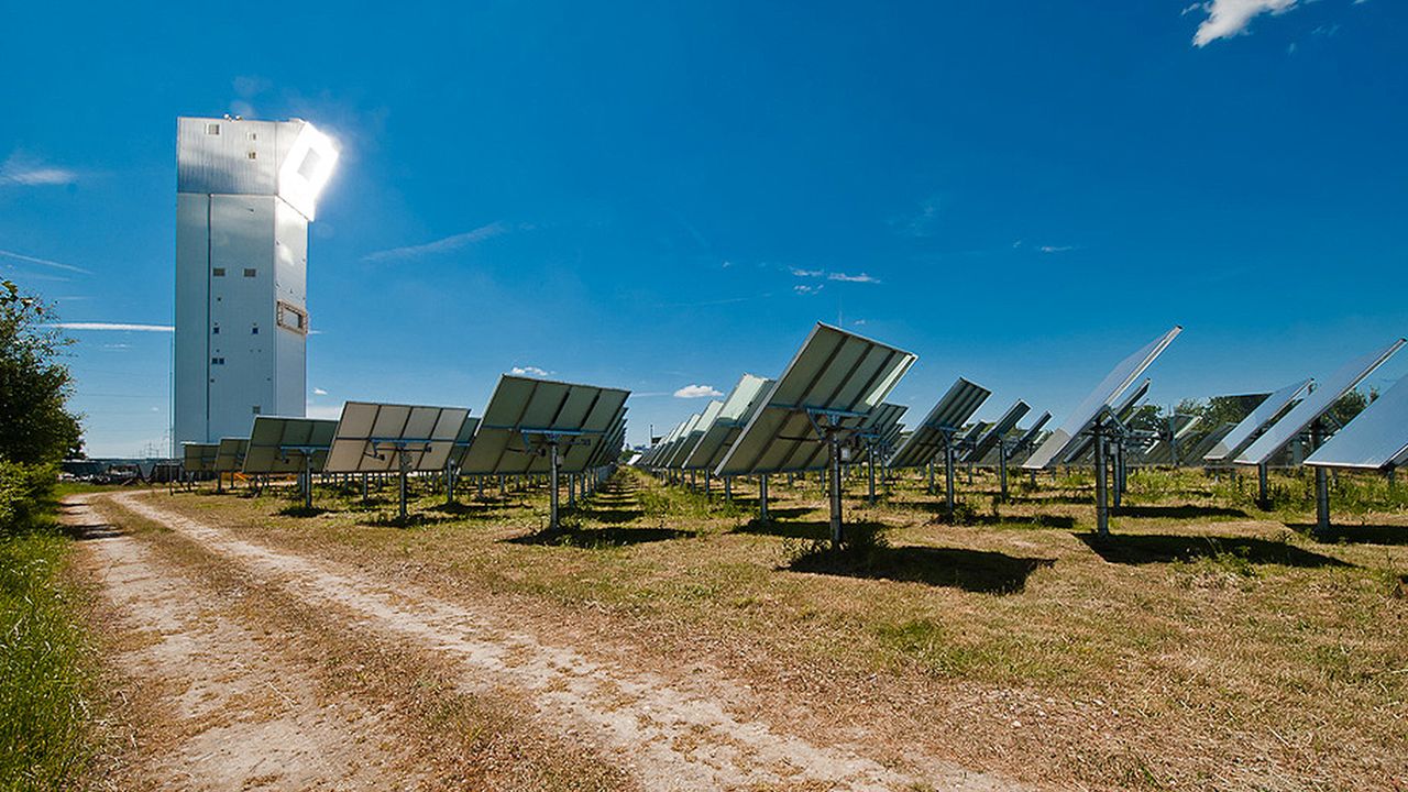 The sulfur-based technology for the storage of solar energy will be tested at the Jülich solar power tower. (Photo: DLR)